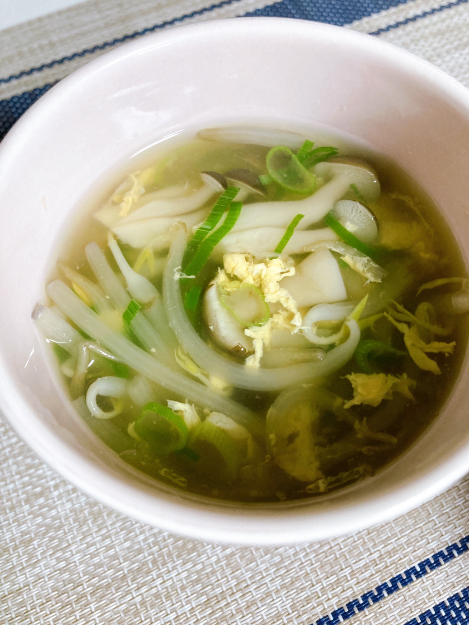 もやしとしめじの入った中華風たまごスープ♡