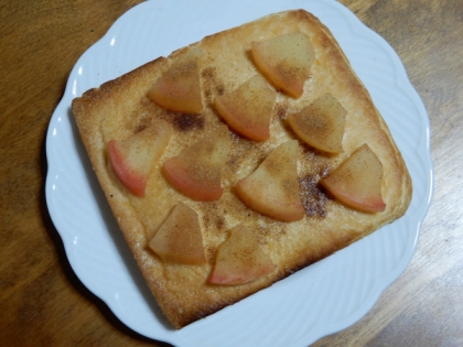 リンゴの甘煮とチーズのトースト