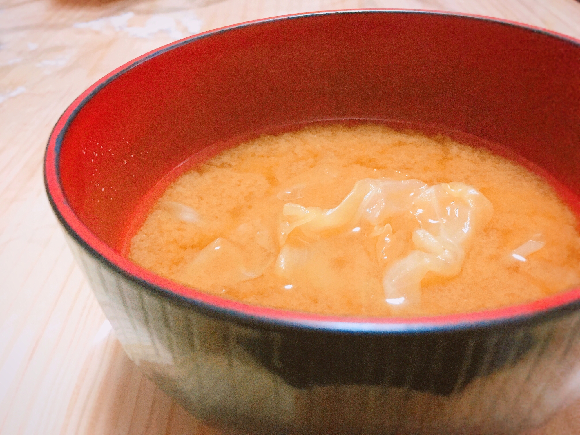 赤味噌と白味噌を合わせたキャベツの味噌汁