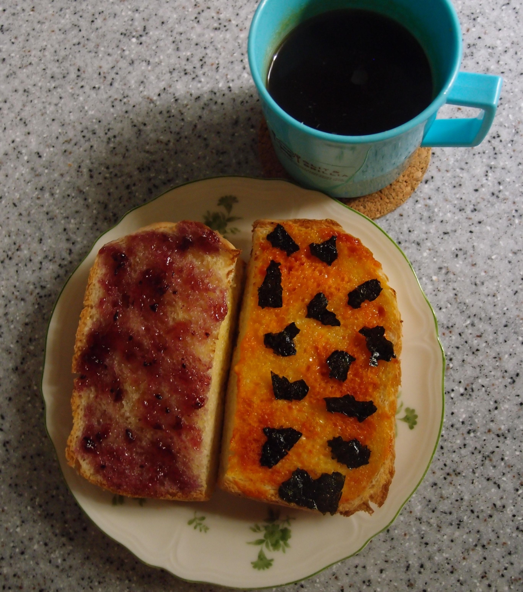 オーロラ海苔トーストとバタージャムトーストの朝食