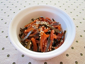 白い器に盛り付けた昆布のきんぴら