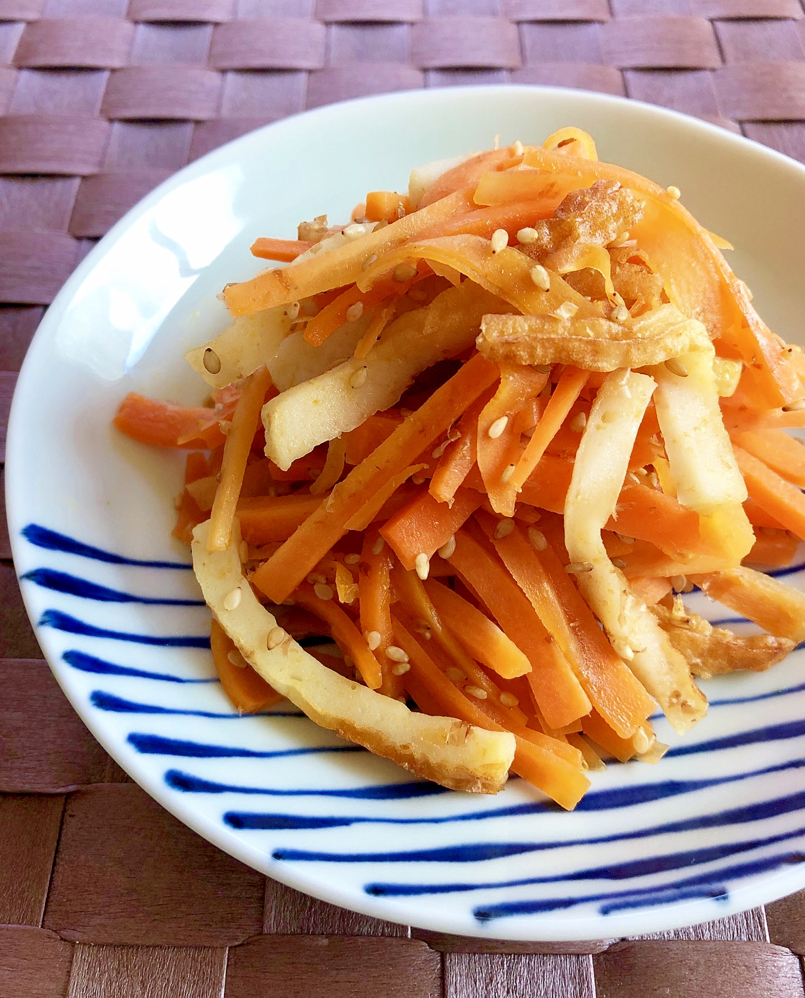 にんじんとちくわのおかかごま炒め