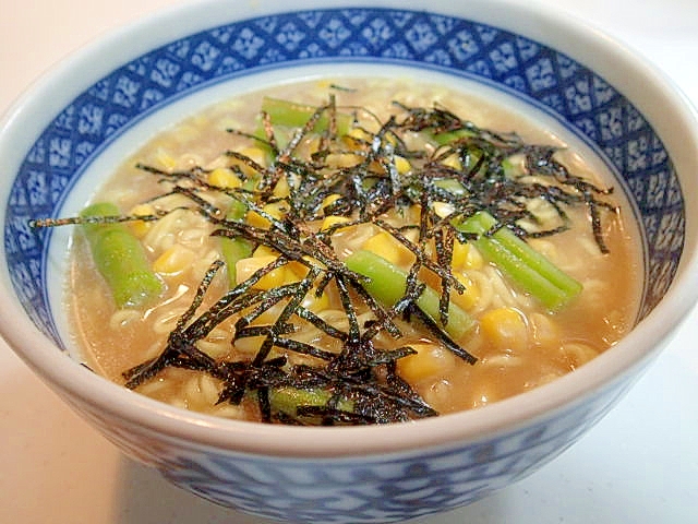 インゲン豆とコーンと刻み海苔の豚骨ラーメン