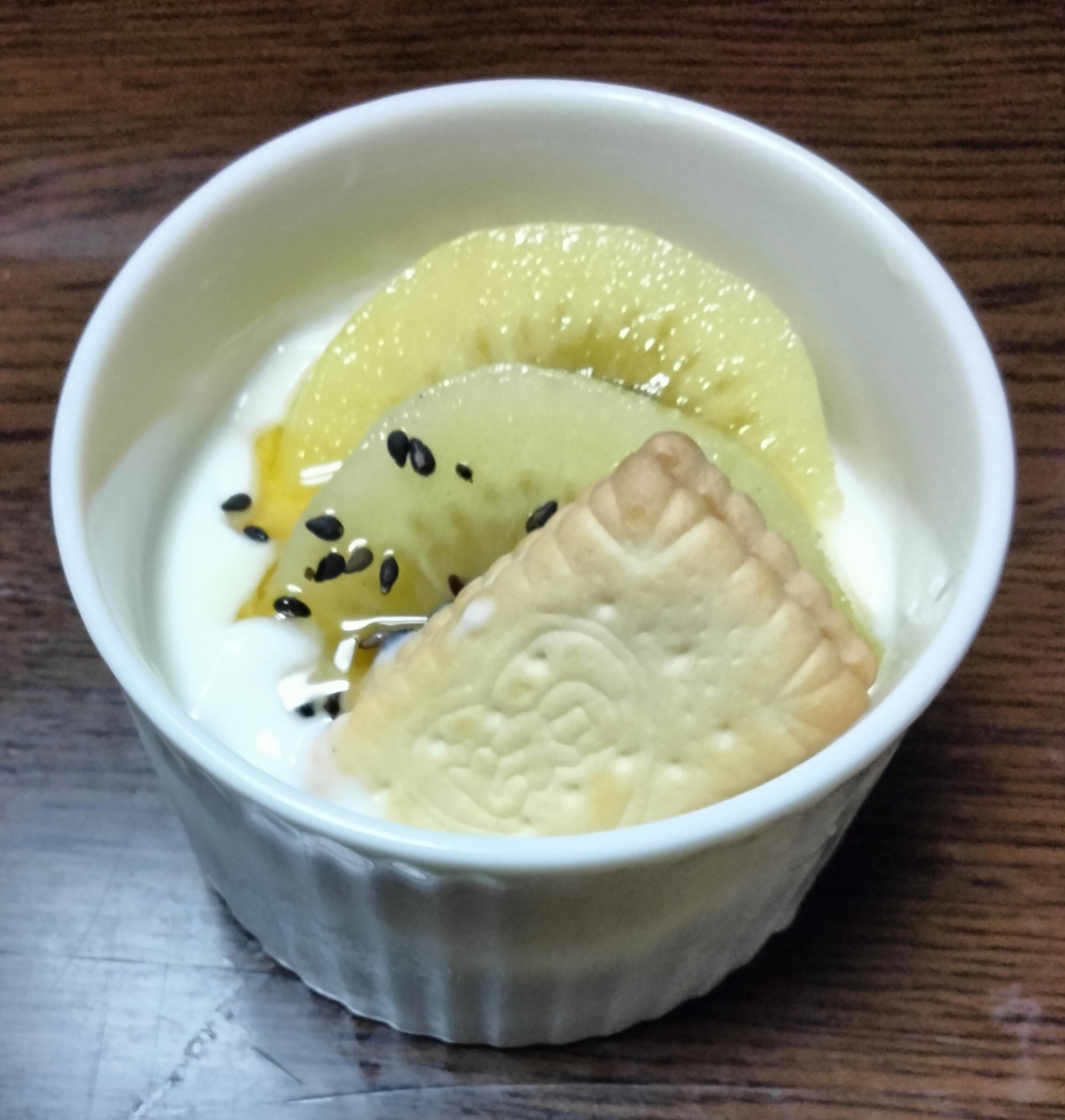今日のヨーグルト♡厚切りキウイ&ビスケット