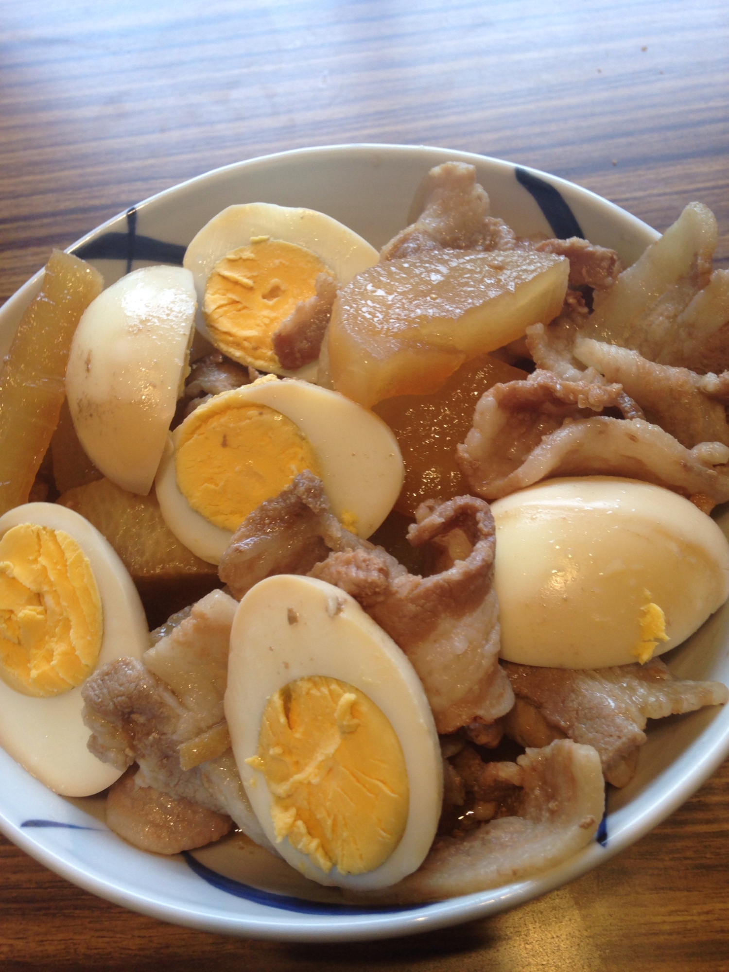 大根と豚バラのゆで卵を入り煮物