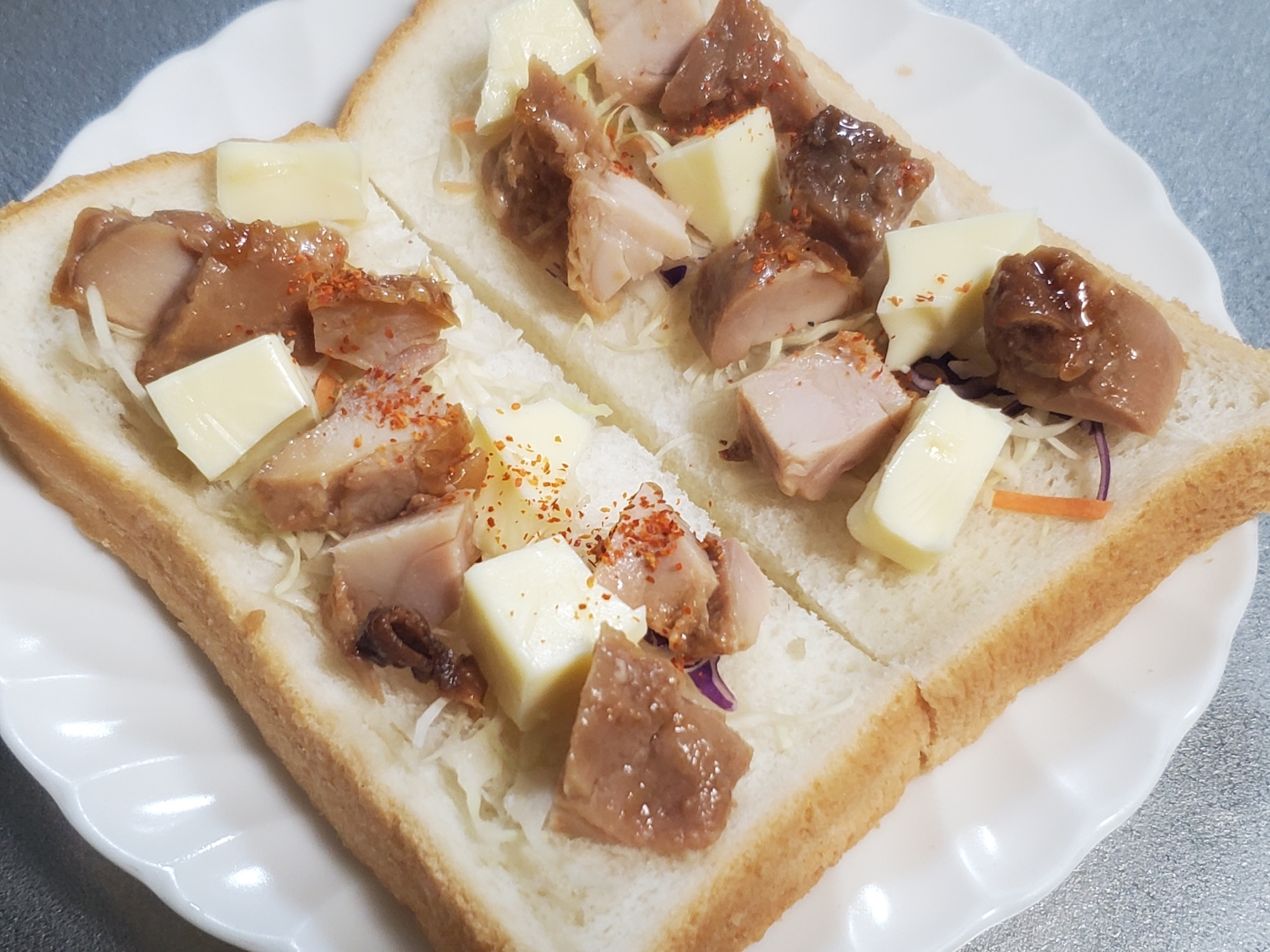 照り焼きチキンとチーズのピリ辛トースト