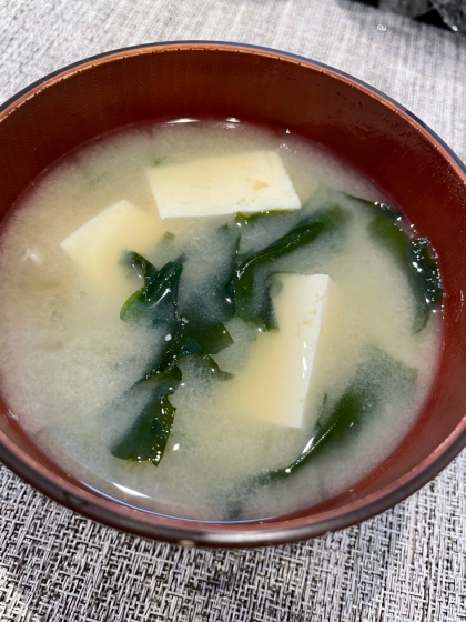 もやしとわかめと油揚げの味噌汁