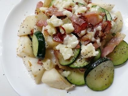 こんばんは!
カブとズッキーニ、大好きな野菜です。
粉チーズを切らしてしまっていて、ナチュラルチーズすりおろしました。
とてもおいしかったです。