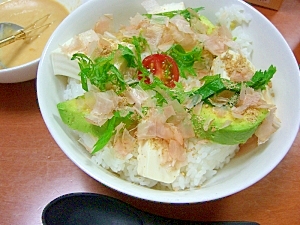 フライパンいらずのアボカド＆豆腐丼