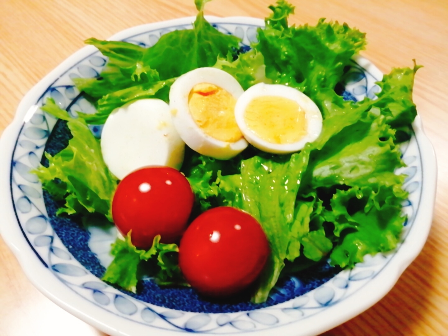 彩り☆グリーンカールとミニトマトと茹で卵のサラダ