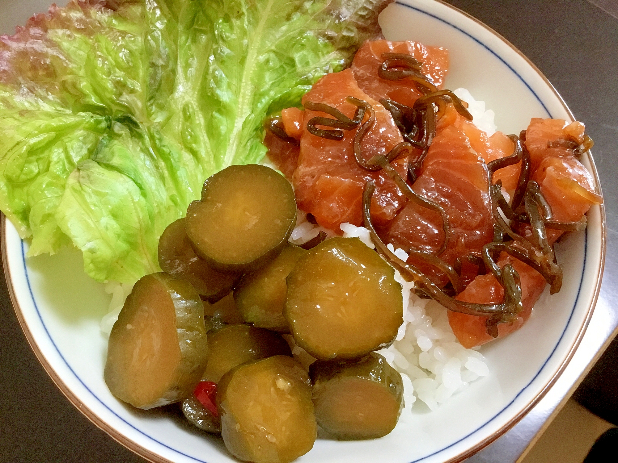 サーモンの塩昆布漬け丼