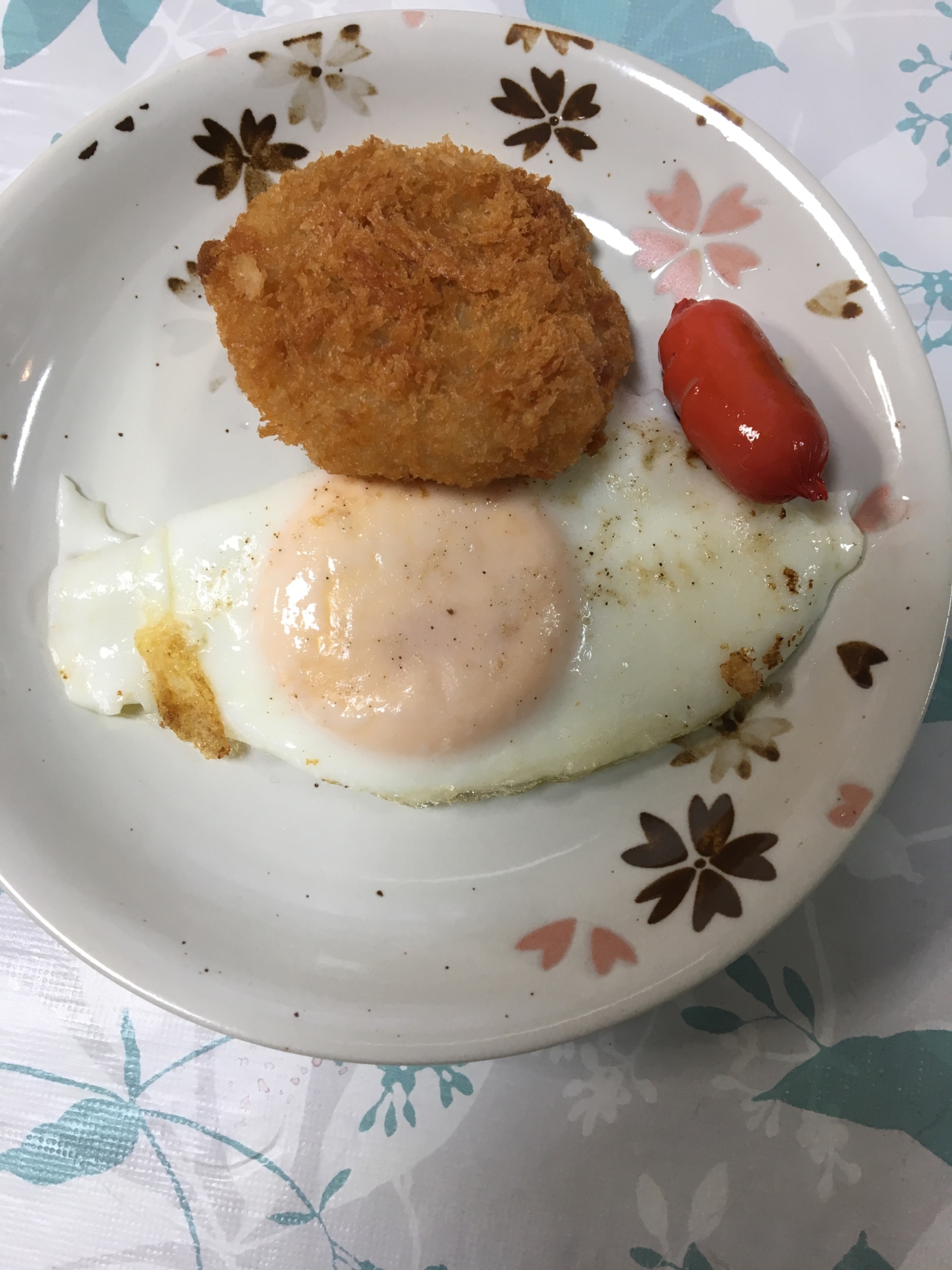 目玉焼きと豚カツと赤ウインナー╰(*´︶`*)╯