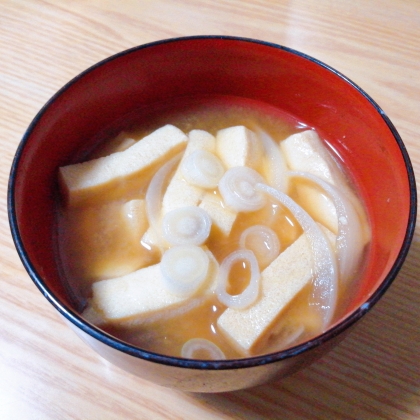 高野豆腐と玉ねぎの味噌汁