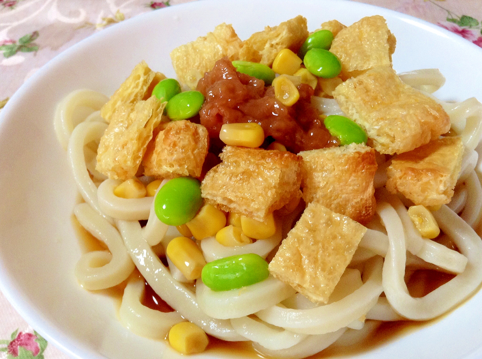 カリカリ油揚げと梅と枝豆とコーンの冷やしうどん❤︎