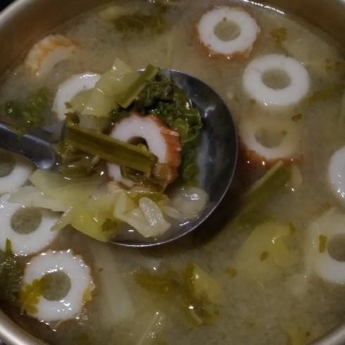 こごみとちくわと春キャベツのお味噌汁
