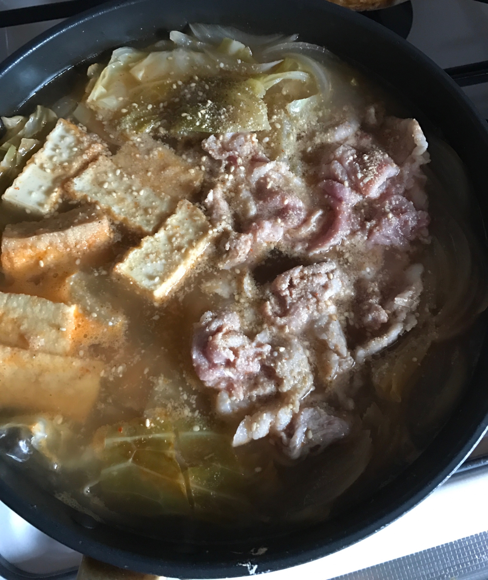 豚肉とキャベツ、玉ねぎのキムチ鍋