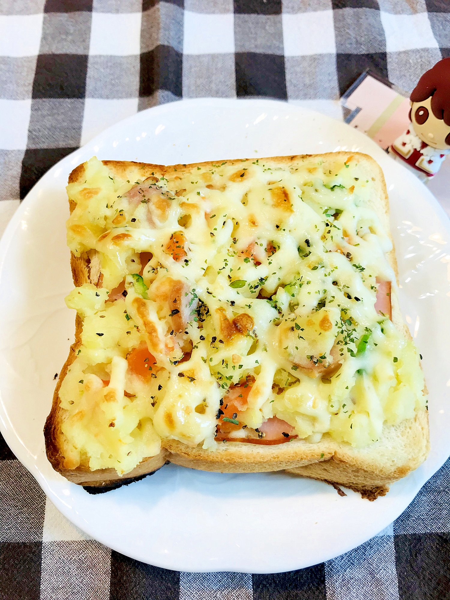 余ったポテトサラダを食パンに!ポテサラトースト