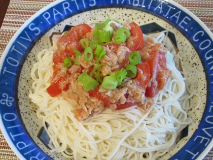 素麺の上に具材を盛り付け、食べる時に全体を混ぜていただきました！
トマトであっさり、ツーンとわさびのアクセントもあり、美味しくいただきました♪