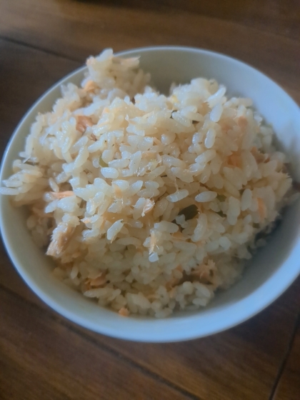 【塩鮭と塩昆布の炊き込みご飯】炊飯器に入れるだけ