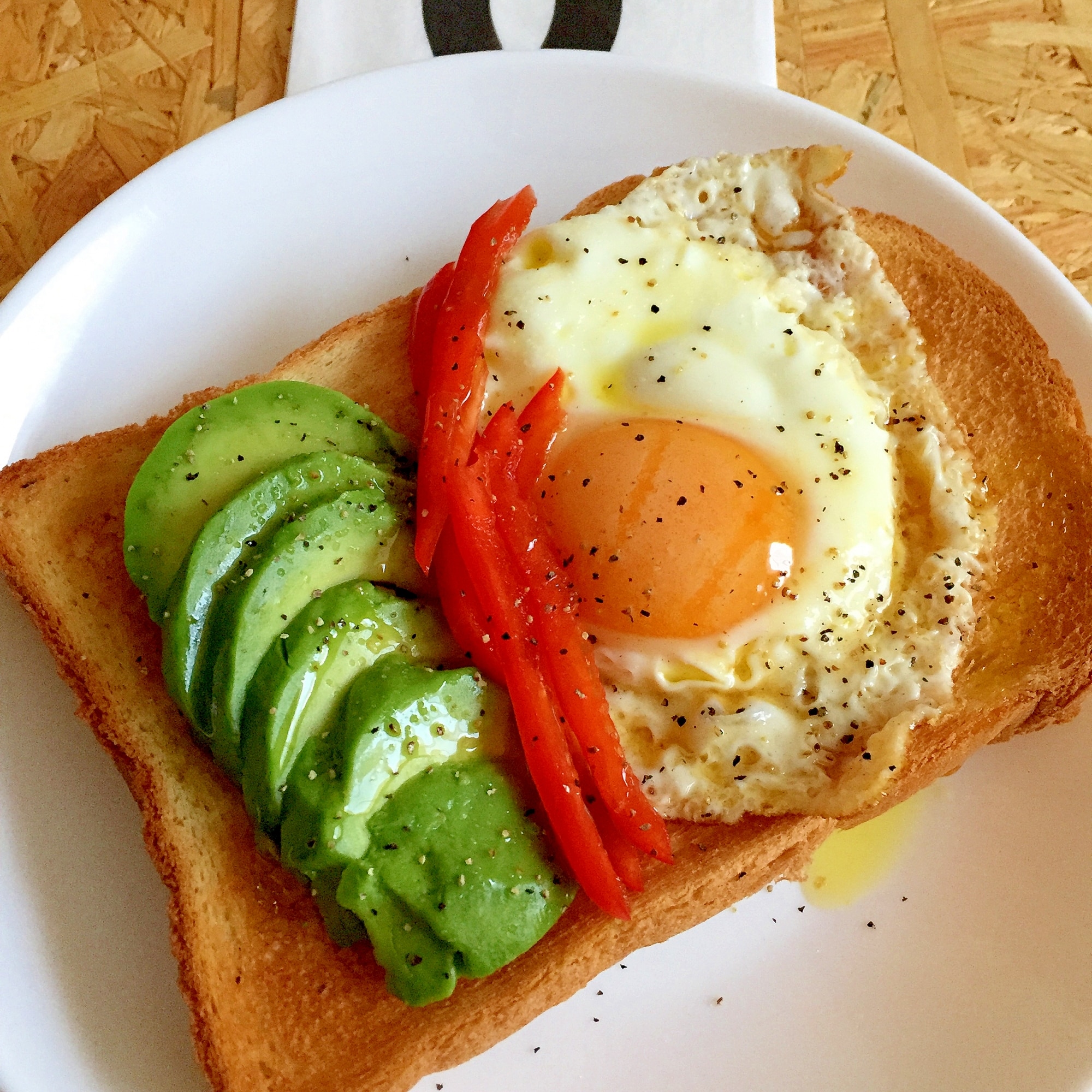 目玉焼きとアボカドのオープンサンド♪ レシピ・作り方 by ○まかろん