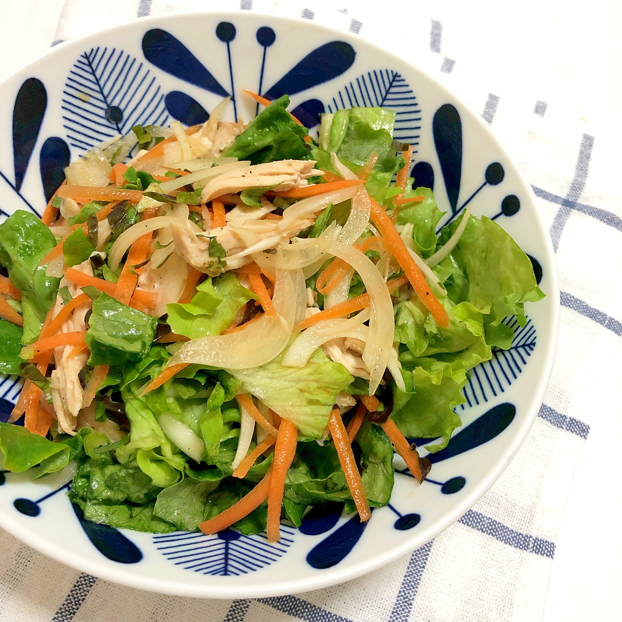 ボイルチキンと4種類野菜の 醤油ベース サラダ♪