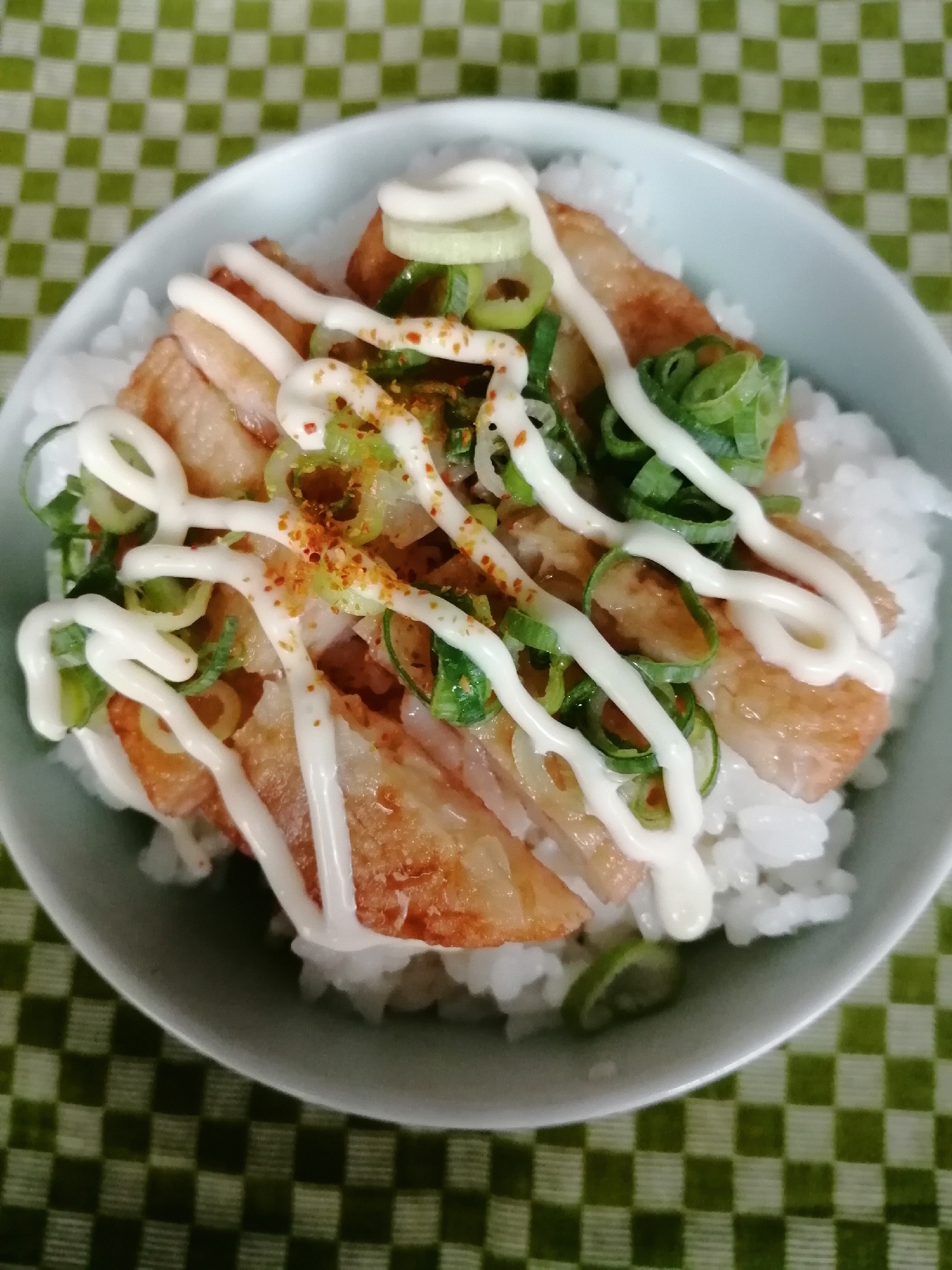 揚げかまぼこネギつゆマヨ丼