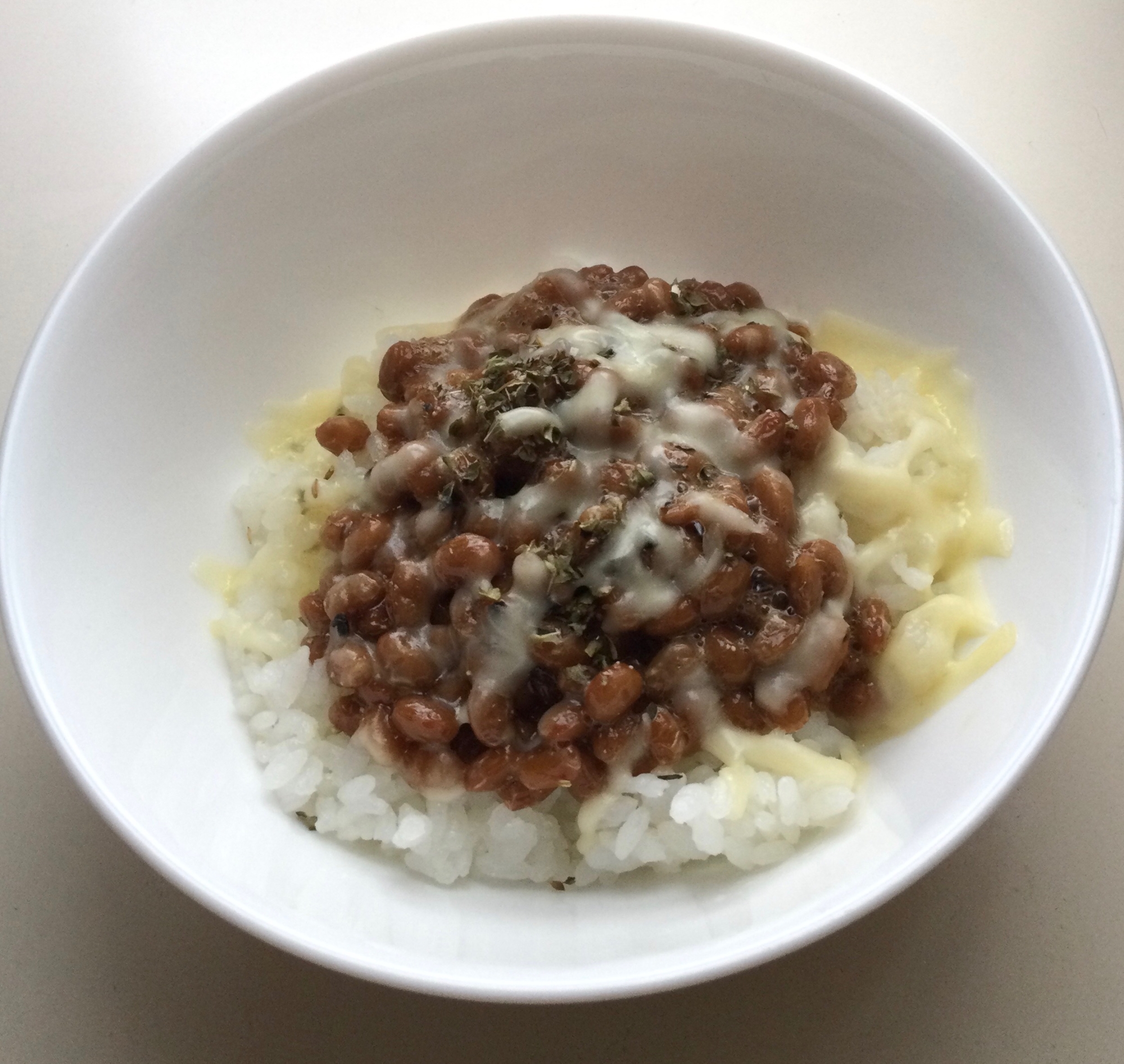 納豆とチーズのごはん☆ドライオレガノがけ