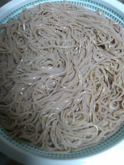 私もお蕎麦で作ってみました。半信半疑でしたがほんとに余熱だけで出来てしまうんですね。今までこの方法を知らなかったなんて・・・。これからいろいろ試してみます。