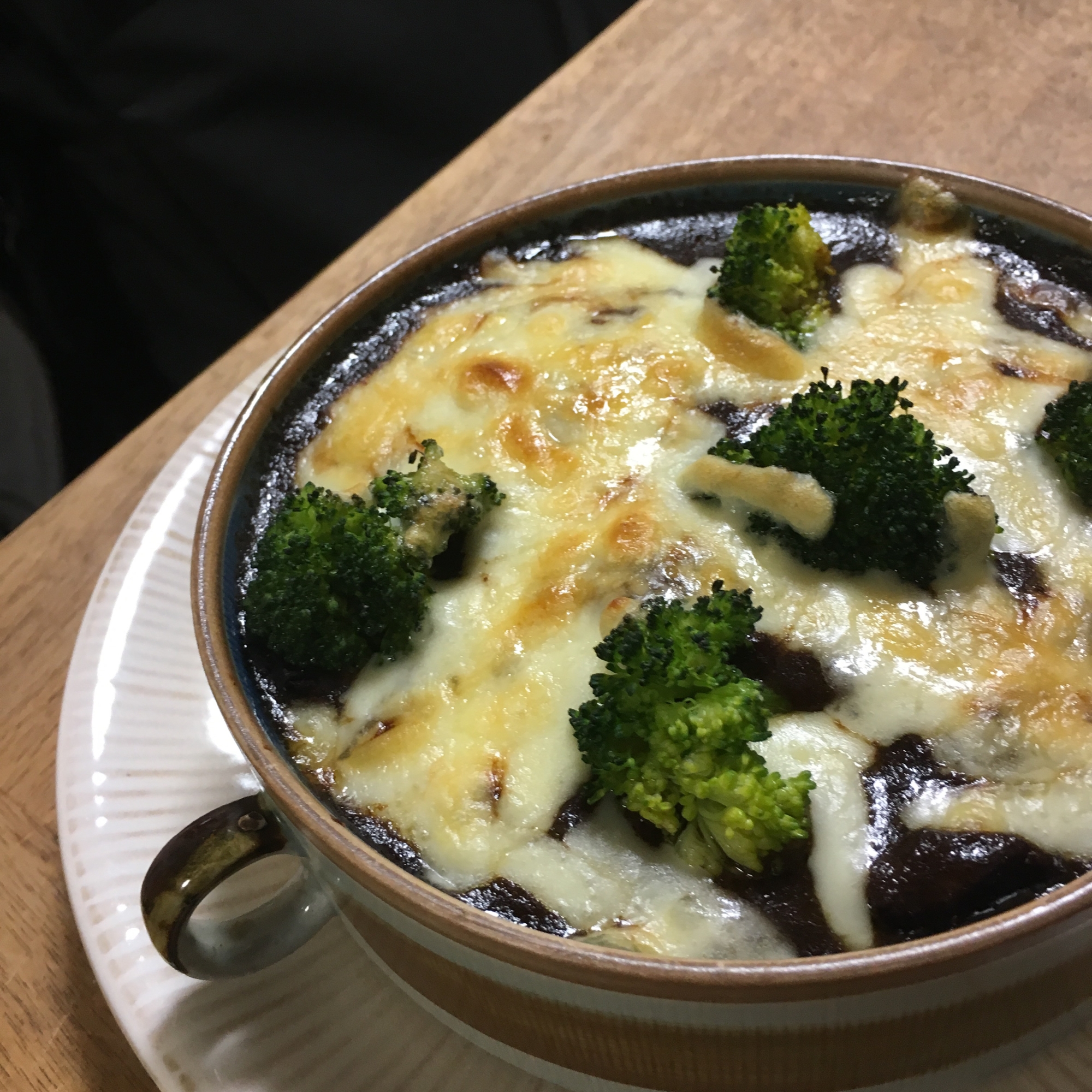 茶色いグラタン皿に盛り付けられたビーフシチュードリア