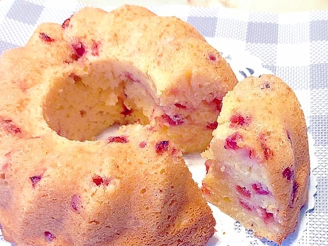 甘酸っぱさが癖になる?赤すぐりのクグロフケーキ♪