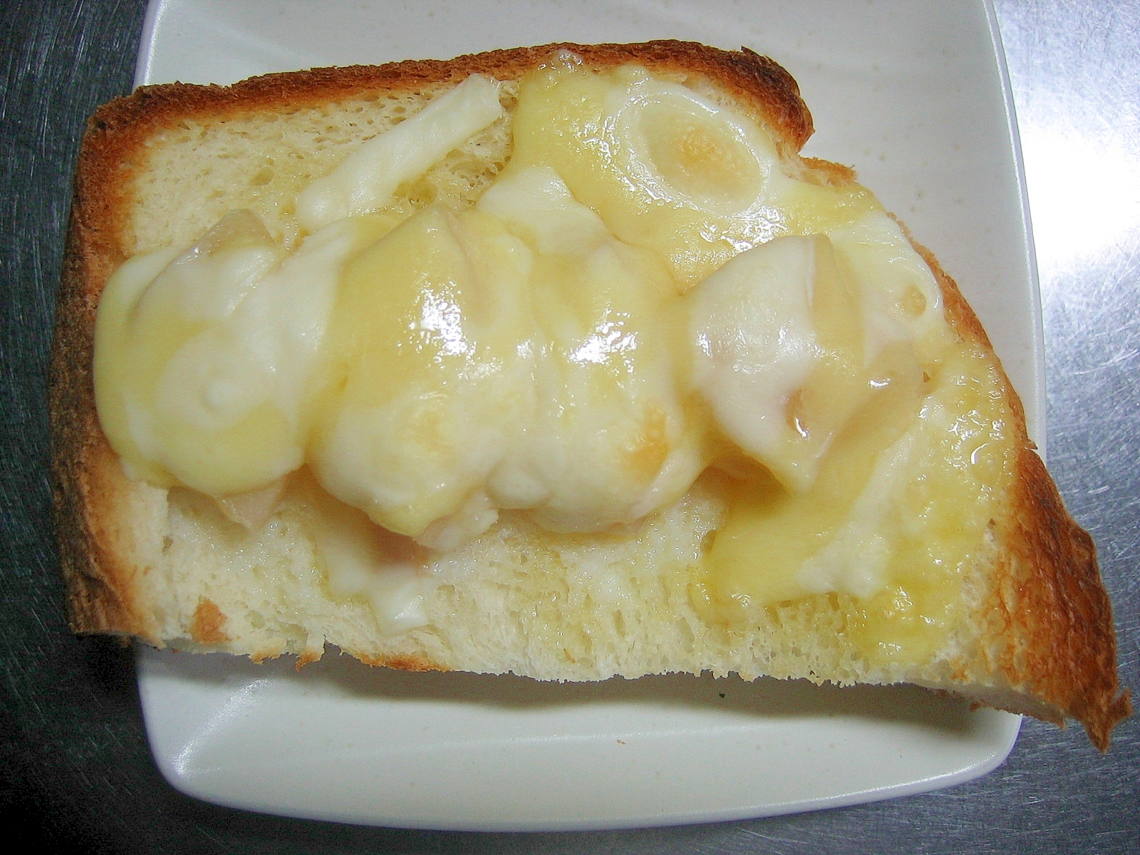 桃の練乳かけチーズトースト