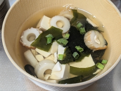 豆腐とちくわとわかめとネギのお吸い物