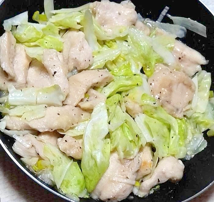 しっとり鶏胸肉と春キャベツの塩にんにく蒸し焼き