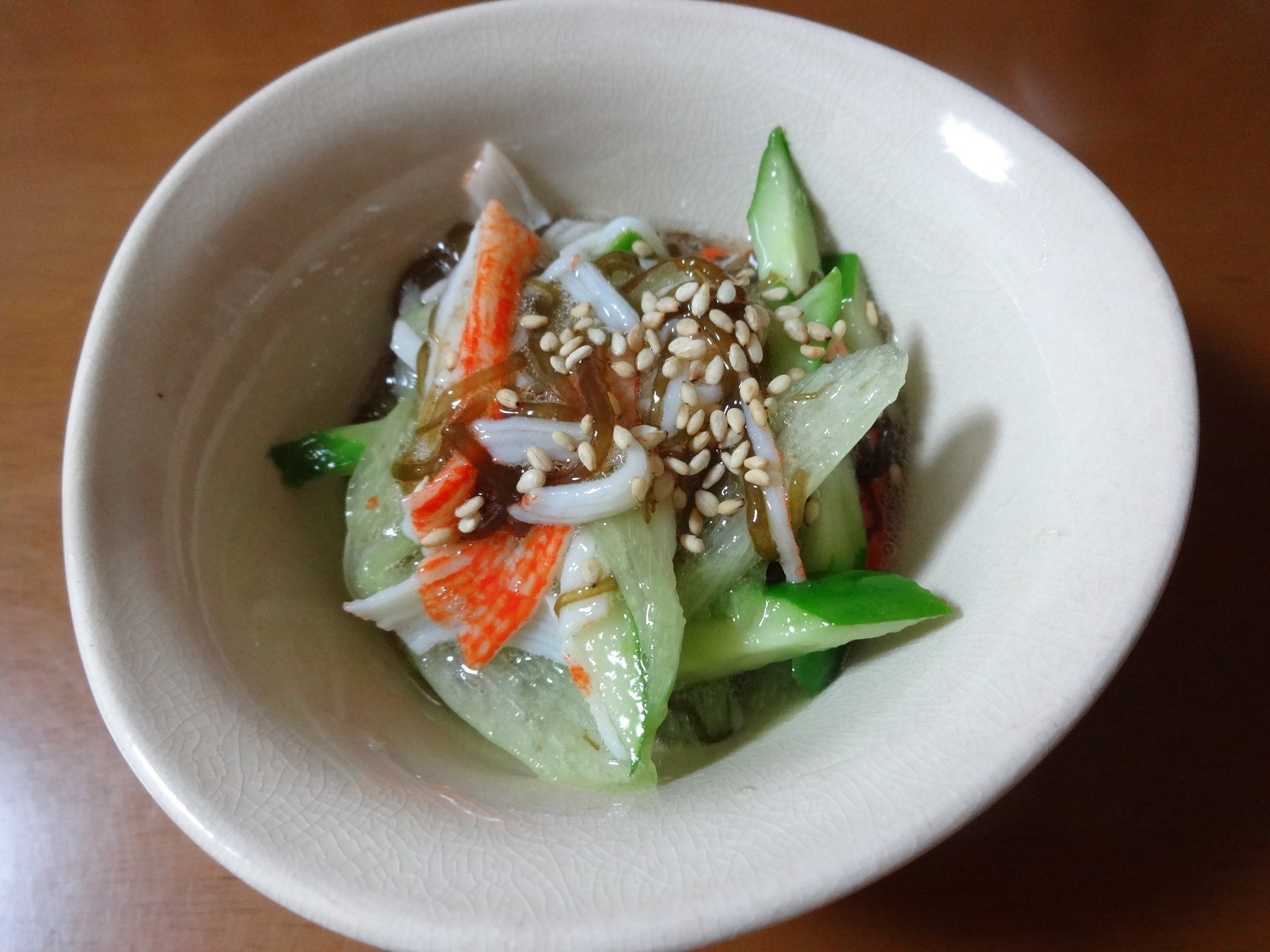 白い皿に盛られたルバーブともずく酢の和え物