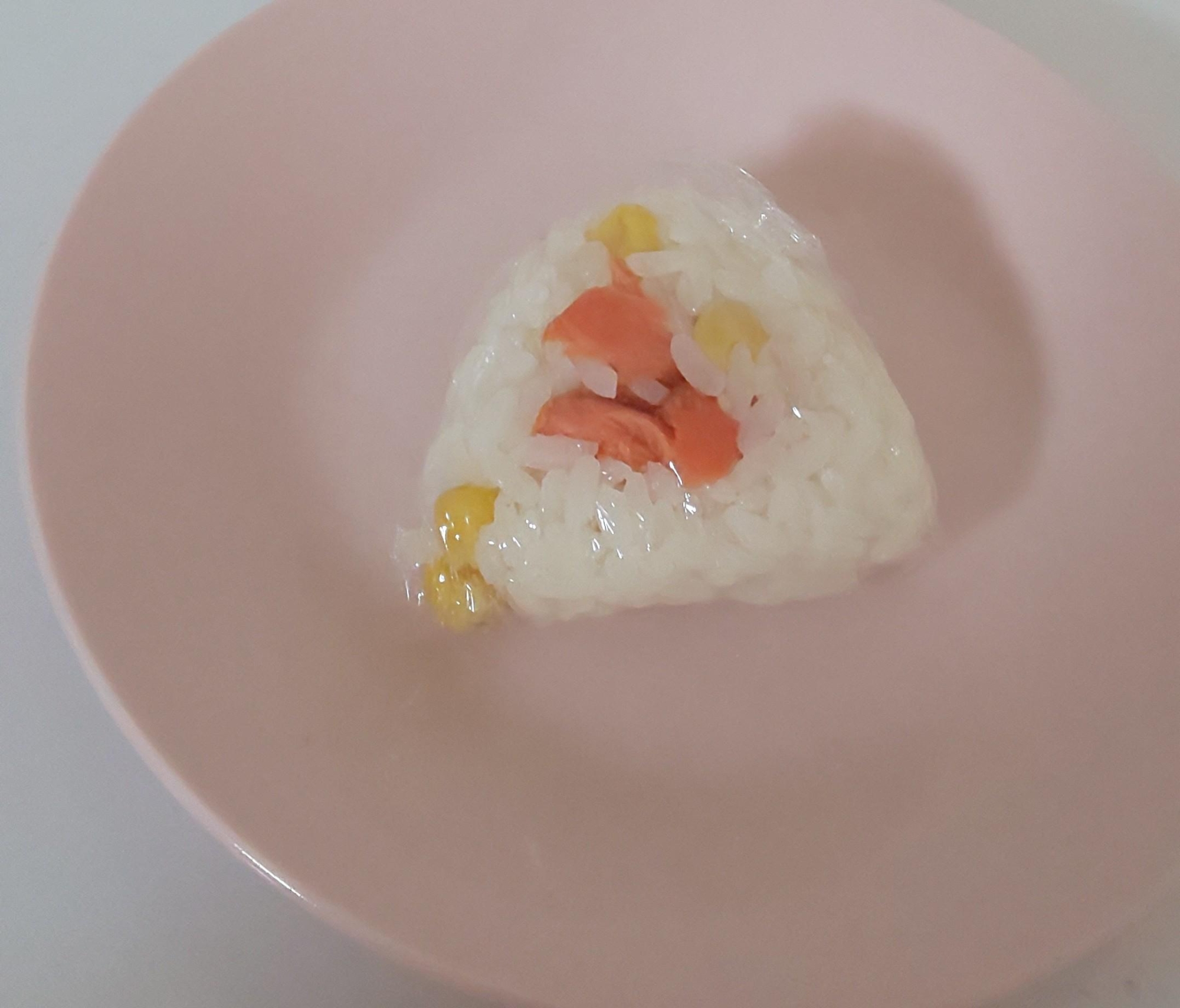 鮭とコーンのおにぎり
