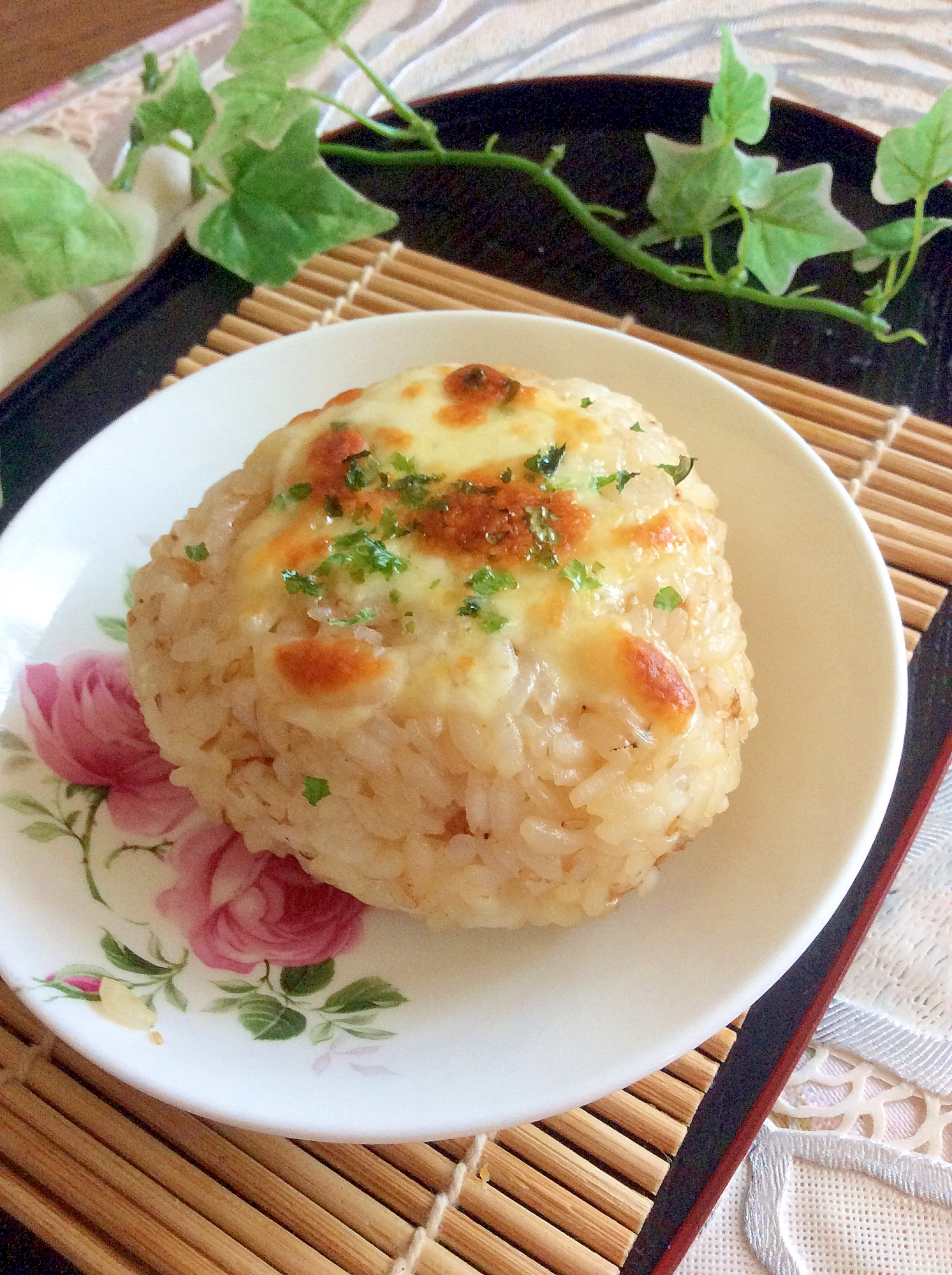 家族に好評♪焼き肉のタレでチーズ焼きおにぎり