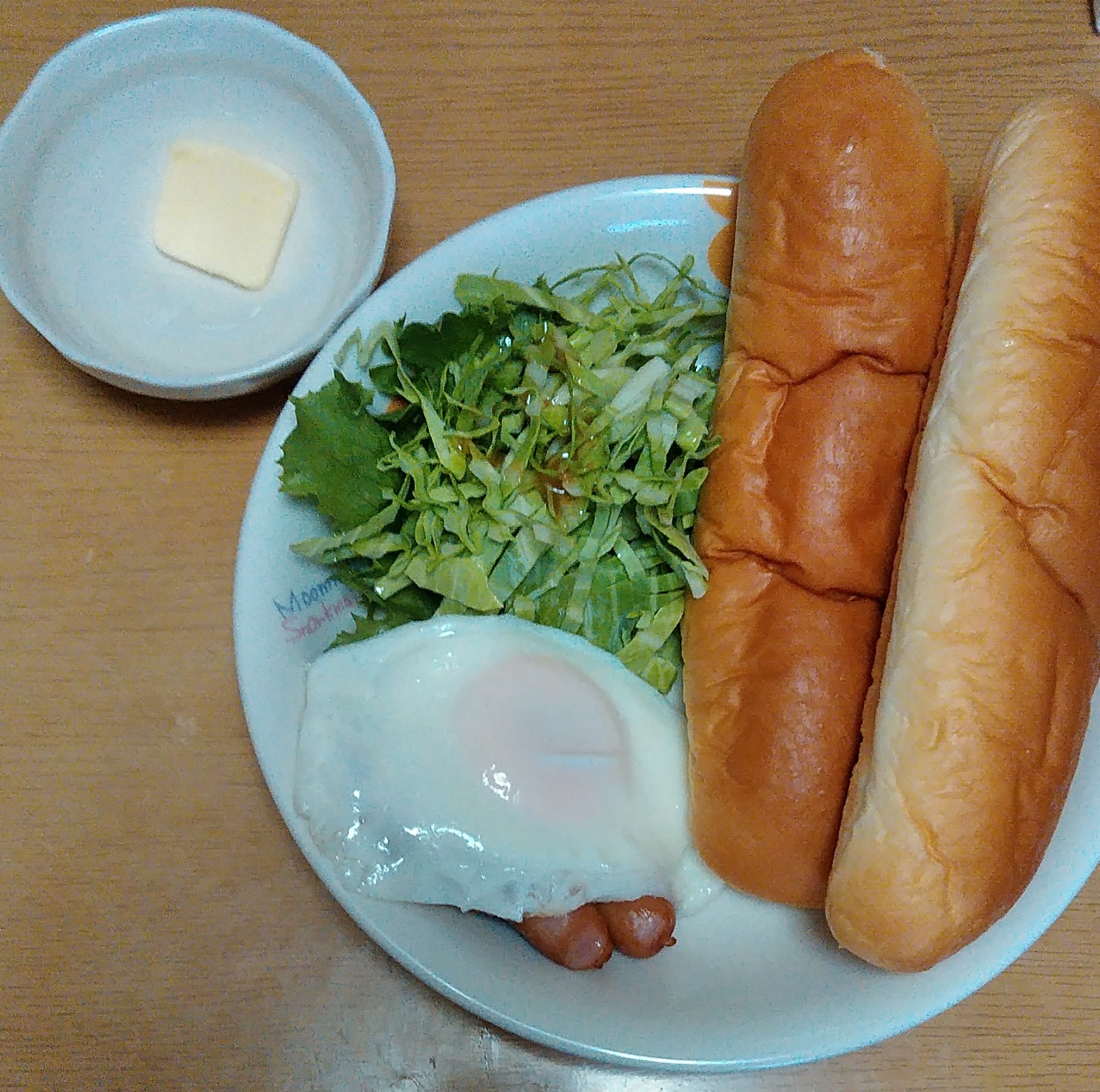 目玉焼きウインナーと野菜とパンのプレート
