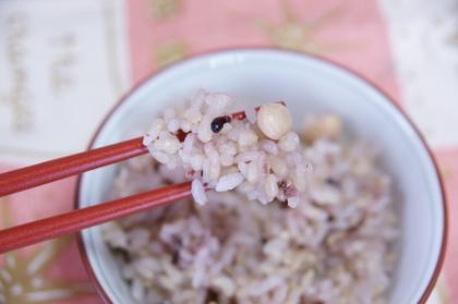 今回は、みりんで炊いてみました。
玄米と無洗米の半々（大豆、黒米入り）で炊いたのですが、美味しく頂けました～♪
ごちそうさまです♪