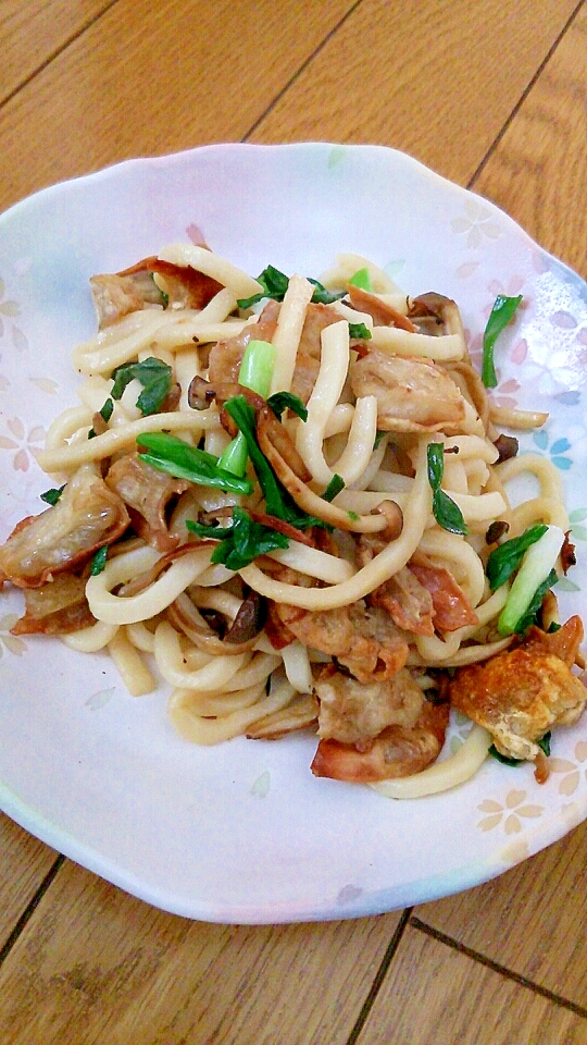 牛ホルモンとしめじの焼きうどん