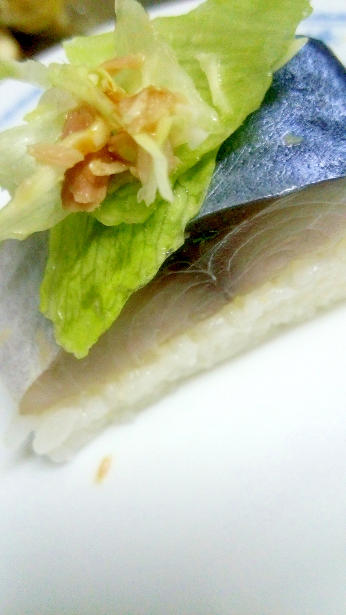 鯖寿司onレタスとキャベツ、シーチキン、黄身和えを